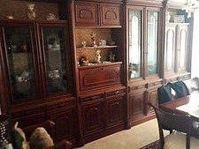 Sala da pranzo in legno massiccio, color noce, completa di tavolo e sedie