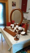 Specchio legno bagno con accessori.