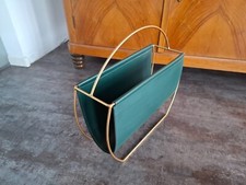 portagiornale Maison du Monde in pelle verde scura e ottone.