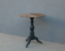 Tavolino tondo con piano in noce e gambo centrale laccato Shabby Chic, fine '800