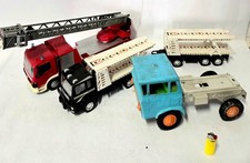 Tre camion giocattolo giganti