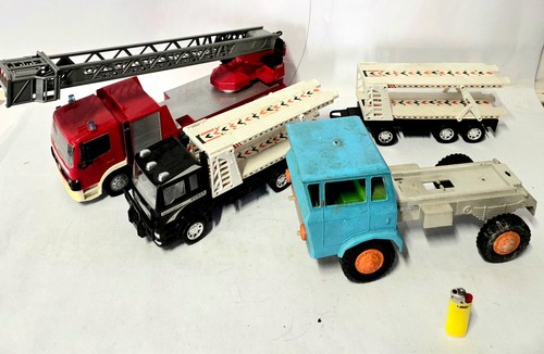 Tre camion giocattolo giganti