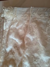 Tenda in taffetà bianco ricamata tono su tono con difetti