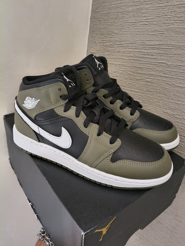 Nike air jordan mid - air,