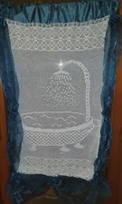 Tenda uncinetto bianca e voile bluette: vasca Misura 70 x 130 cm