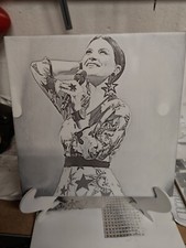 Piastrella con incisione