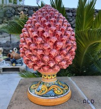 Soprammobile Siciliano in Ceramica di Caltagirone Pigna di colore bordò H30cm