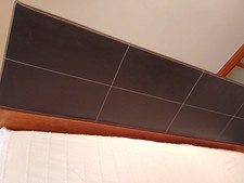 Letto matrimoniale color ciliegio con testiera in cuoio e rete in doghe di legno