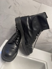 Dr. Martens 8-eyelet Combat