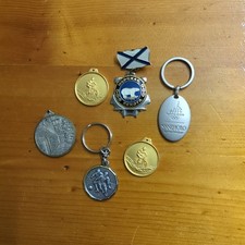 Lotto medaglie e portachiavi vintage – sport, militari