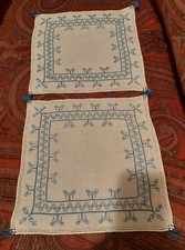Coppia antichi centrini ricamo a mano su lino cm.27x27. Perfetti.
