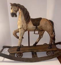 Cavallo a dondolo vintage in