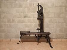 Antico tappabottiglie in ferro con panca in legno d'epoca. 