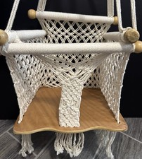 Altalena sospesa in macramè