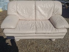 divano 2 posti, pelle,usato.Presenta tre piccoli strappi