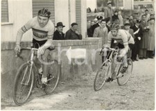 1956 GENOVA - CICLOCROSS Dante BENVENUTI e Mario ROSSI con bici in spalla (3)