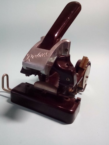 Perforatore per carta - , a