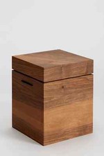 Urna in legno massello di noce