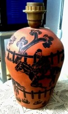 Lampada da tavolo di ceramica rossa monocottura lucidata a cera con cavalli neri