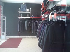 mobili scaffalature per negozio abbigliamento - appenderie nero rosso bianco