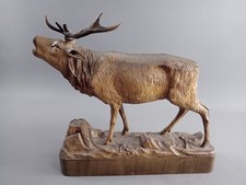 Vecchia statua in legno cervo