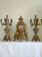 Antico set Franz Hermle gotico imperiale in ottone. Guarnizioni orologio e candelabro.