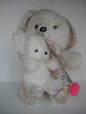 CANE BIANCO A FIORI CON FIGLIO