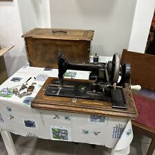 Antica macchina da cucire a manovella Wertheim Superba con madreperla