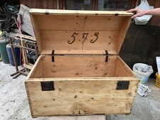 Antico baule/cassa  in legno, cerniere, serratura e maniglie in metallo