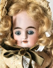 bellissima, antica bambola