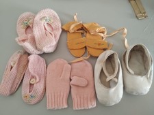 guanti e scarpette da neonato