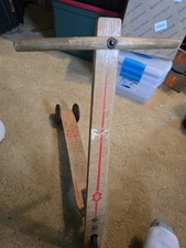 Antico scooter in legno per