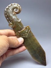 Statua pugnale-ascia coltello