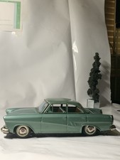 Auto d'epoca in latta a