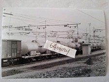 Fotografia Convoglio di carri cisterna sotto linea Trifase 