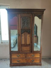 armadio antico in legno con