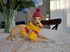 Next Natural Walter the Whippet cane cucciolo sciarpa gialla ornamento scultura 