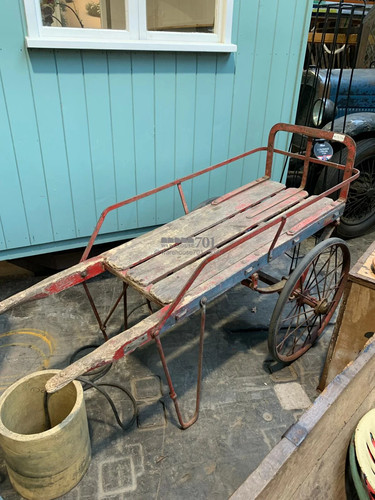 Antico carrello rosso inglese