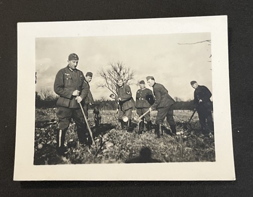 Wehrmacht soldiers digging ww2 - digging,