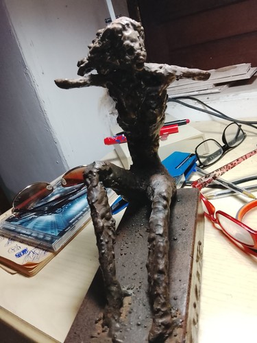 Statuetta alta con - con, base