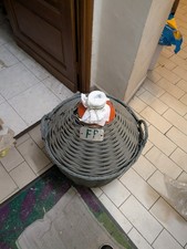 2 damigiane in vetro per vino (una con copertura grigia in foto ed una simile ) 