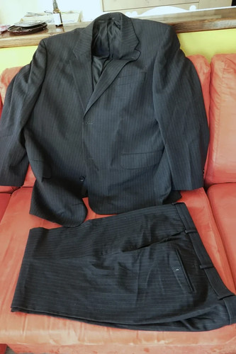 Vestito grigio scuro uomo