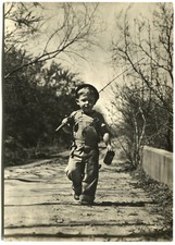 BAMBINI CHILDREN, 05, BIMBO VA A PESCA, CON LENZA, SALOPETTE, DATATA 1952