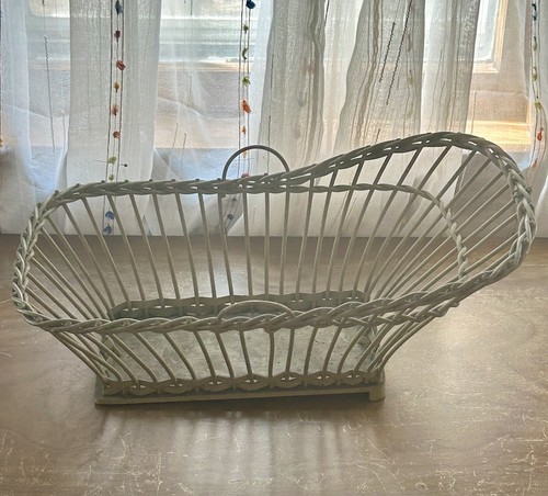 Antico letto per bambole