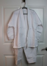 NUOVO in Confezione Bambini Bianco Cotone Bl Karate Uniforme Gi Cintura Inclusa Taglia 0 6-8/M