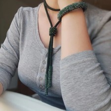 Set gioielli fatti a mano verde smeraldo lunga collana lariat e bracciale scintillante