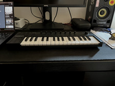 - Tastiera Komplete Kontrol M32, ottime condizioni. 