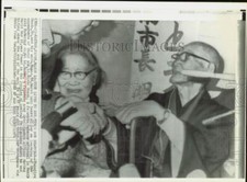 1974 Stampa Foto Tanejiro e moglie apprendono del figlio Hiroo Onoda trovata nelle Filippine