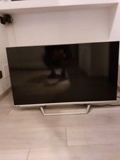 Smart tv Saba 40 pollici colore argento. Piede centrale.