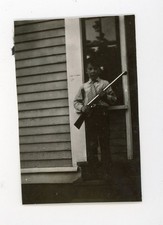 Fucile pistola giocattolo ragazzo con in mano - foto d'epoca trovata istantanea.